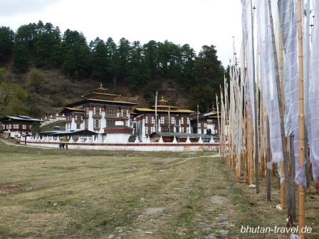 05 Kloster Kurje Lhakhang und Gebestfahnen