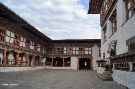 Der Innenhof des Mongar Dzongs
