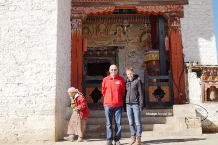 Am Eingang zum Tempel des Dzongs