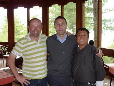 bhutan spezialist heinrich heinz mit dem general manager  jorge monje und seinem agenten in bhutan chambula dorji