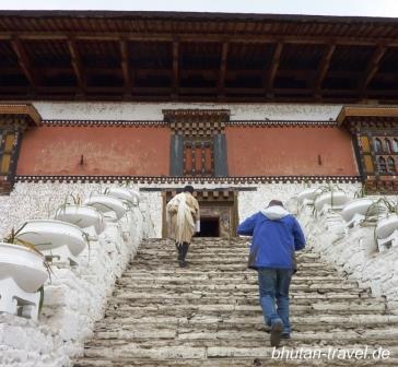 09 die Treppe zum Tempel im Paro Dzong