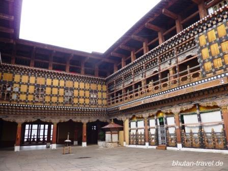 21 Blick auf den Innenhof des Paro Dzong