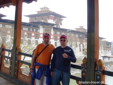20 Bhutanspezialist Heinrich Heinz und Fotograf Herbert Neumaier auf der Bruecke