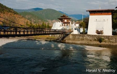Die alte Bruecke zum Punakha Dzong