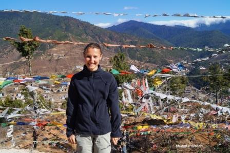 Susanne Huber  mit der Sicht vom Dzong ins Thimphu Tal