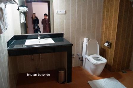 15 Das Bad im Standardzimmer im Hotel Druk Deothjung