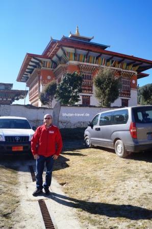 Bhutanspezialist Heinrich Heinz vor dem Tempel